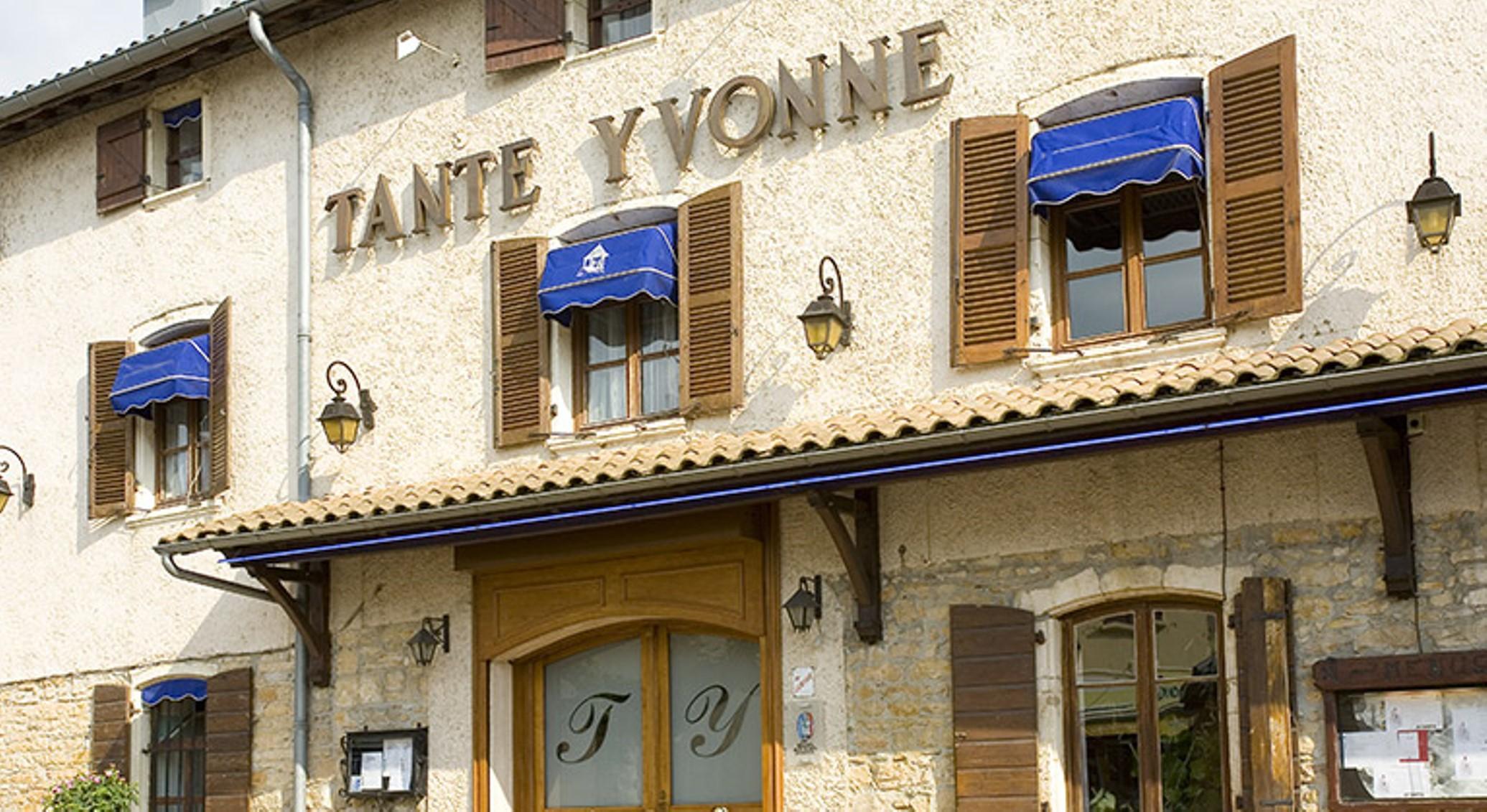 Logis Hotel Tante Yvonne & Son Restaurant Semi-Gastronomique - Lyon Nord Exterior photo